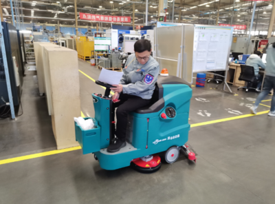 哈爾濱市工廠車間如何選擇駕駛式洗地機應(yīng)對環(huán)氧地坪需求